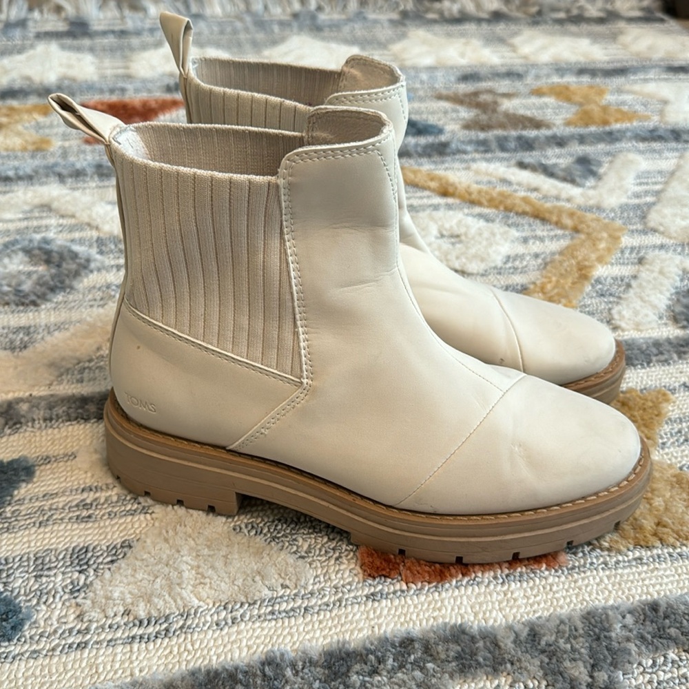TOMS Chelsea Ankle Boots Womens Size 7 Cream Beige Vegan  Lug Sole Booties